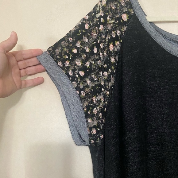 Torrid women's 3 shark bite hem tunic with lace sleeve inserts relaxed EUC - Picture 4 of 5